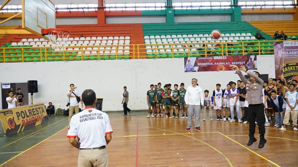 16 Tim Ikuti Turnamen Bola Basket Kapolresta Bandung Cup 2024 di GOR Indoor Si Jalak Harupat