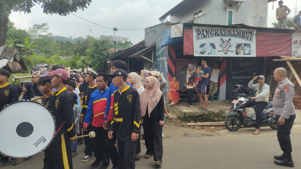 Bhabinkamtibmas Polsek Cireunghas Laksanakan Pengamanan Rangkaian Acara Perpisahan dan Kenaikan Kelas