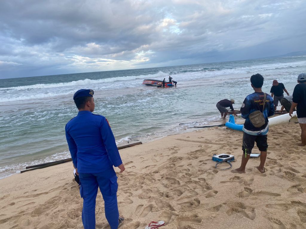 Sat Polairud Polres Garut Temukan Perahu Nelayan Yang Hilang Di Pantai Panjaringan Santolo