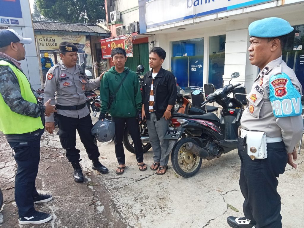 Anggota Polsek Lembursitu sambang dan dialogis juru parkir