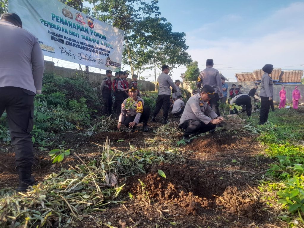 Ngariung bareng Kapolsek. Kapolsek Baros tingkatkan kepedulian ketahanan pangan dengan penanaman sejuta pohon, pemberian bibit pohon dan pupuk dalam menyambut HUT Bhayangkara Ke-78