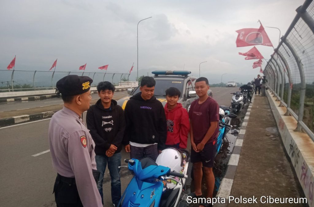 Guna menciptakan keamanan yang kondusif, unit Samapta Polsek Cibeureum Patroli Dialogis dan Sambangi Warga