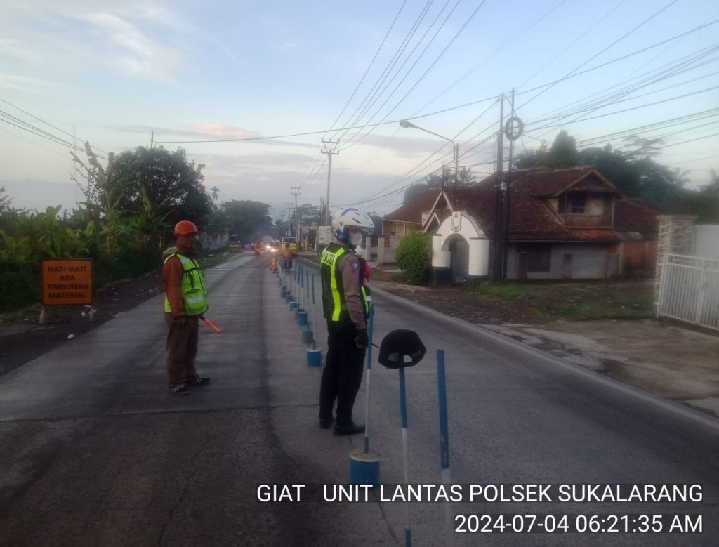 Unit Lantas Polsek Sukalarang Atur Lalu Lintas di Lokasi Perbaikan Jalan Masional Coran