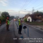 Unit Lantas Polsek Sukalarang Atur Lalu Lintas di Lokasi Perbaikan Jalan Masional Coran