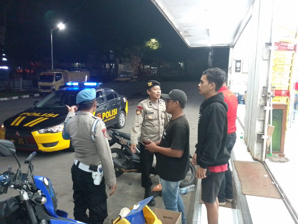 Patroli Dialogis Malam Hari Berikan Imbauan Kamtibmas Kepada Masyarakat