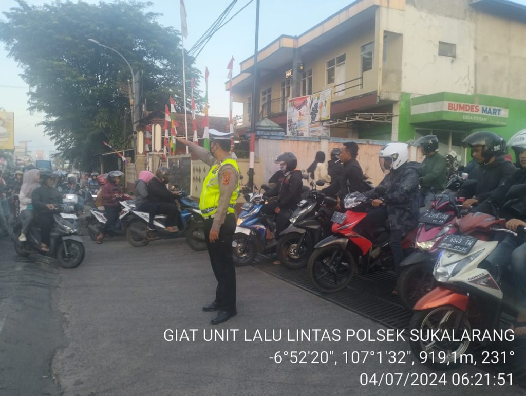 Antisipasi Kemacetan Pagi, Unit Lantas Polsek Sukalarang Melaksanakan Gatur Lalin Dan Penyebrangan Saat Jam Masuk Karyawan