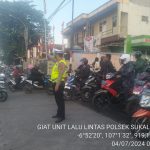 Antisipasi Kemacetan Pagi, Unit Lantas Polsek Sukalarang Melaksanakan Gatur Lalin Dan Penyebrangan Saat Jam Masuk Karyawan