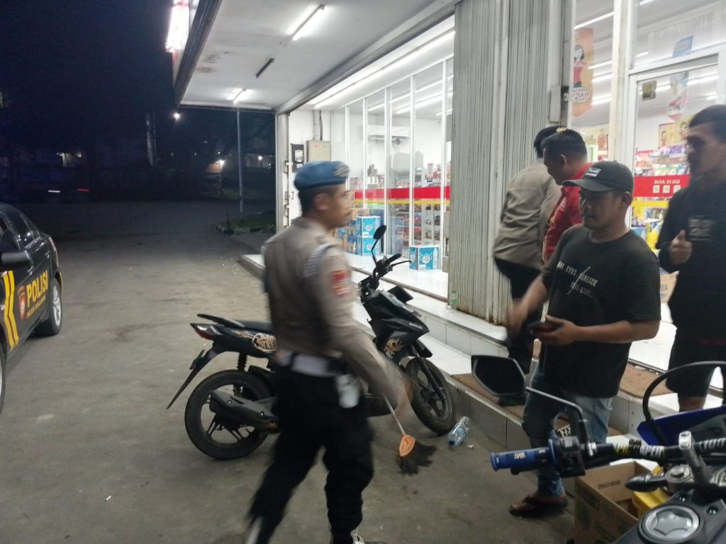 Polsek Sukalarang Patroli Toko Minimarket dan Dialogis dengan Masyarakat