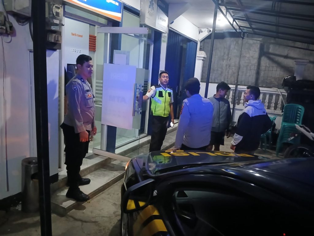 Patroli Malam Hari Personil Polsek Sukalarang Sambangi ATM