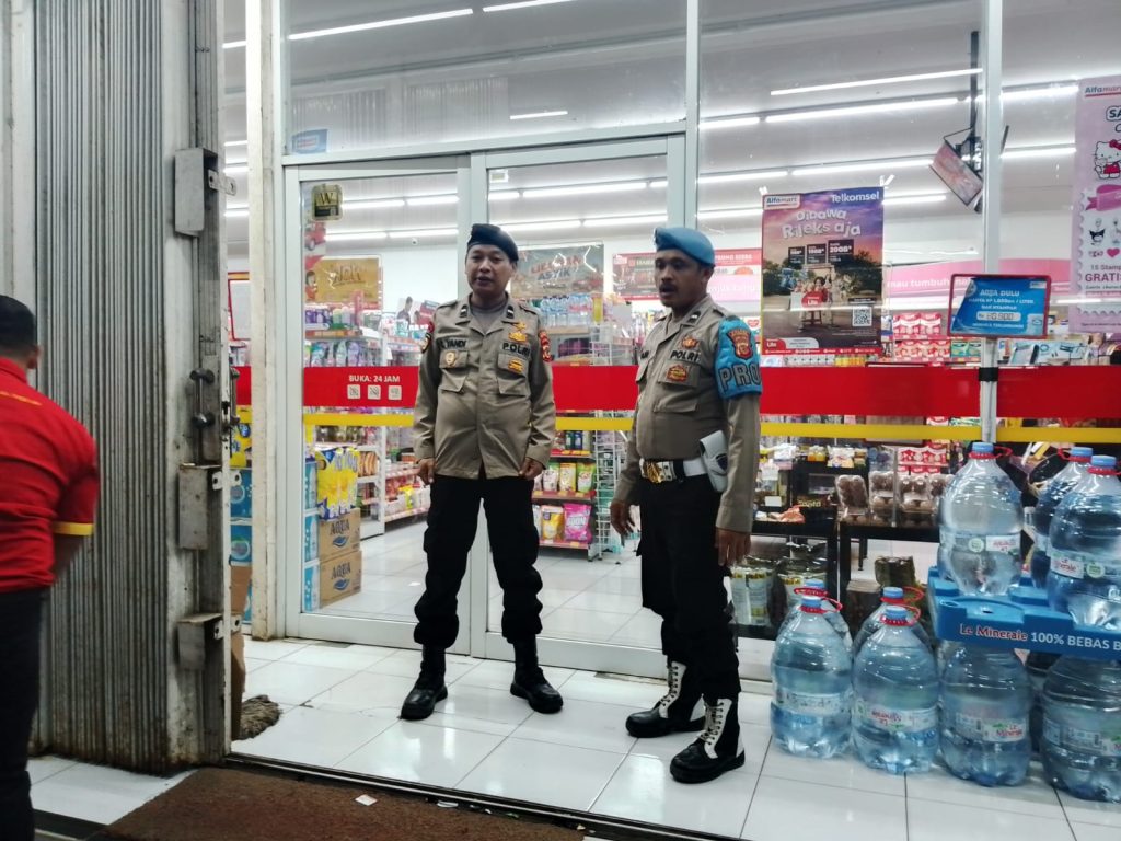 Personil Polsek Sukalarang Patroli Malam Sambangi Toko Minimarket dan Dialogis dengan Karyawan