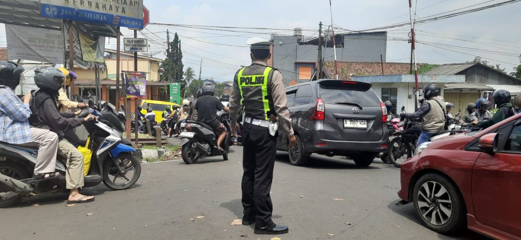 Gatur Lalu Lintas Polsek Warudoyong Paska melintas Kereta Api Pangrango