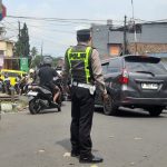 Gatur Lalu Lintas Polsek Warudoyong Paska melintas Kereta Api Pangrango