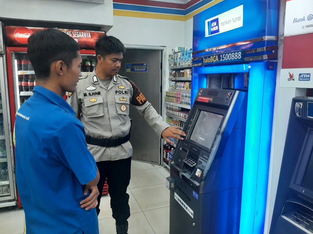 Pantau Dan Cek Mesin ATM oleh Anggota patroli Polsek Lembursitu-Polres Sukabumi Kota