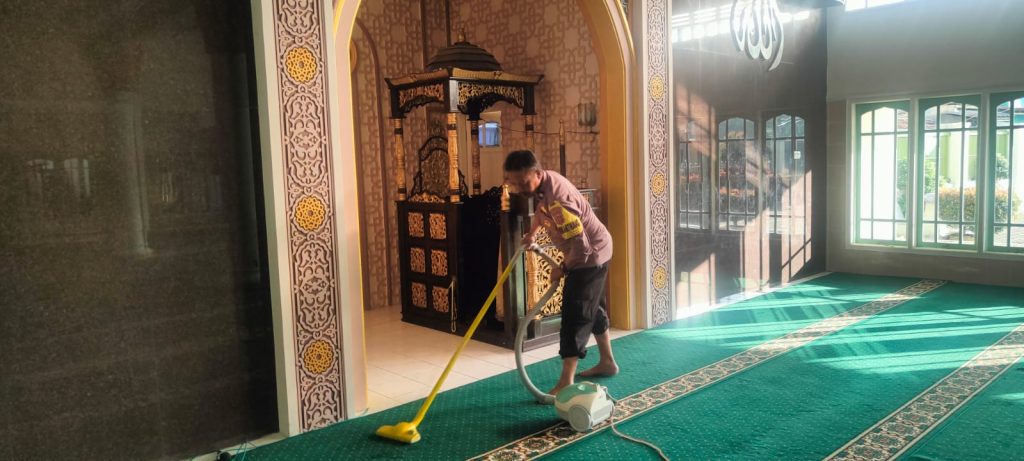 Jum’at Bersih,Bhabinkamtibmas Polsek Cisaat Bersih- bersih Lingkungan Masjid