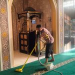 Jum’at Bersih,Bhabinkamtibmas Polsek Cisaat Bersih- bersih Lingkungan Masjid