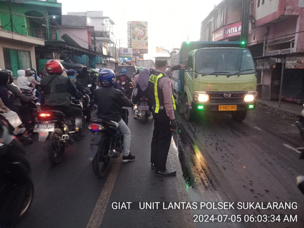 Antisipasi Kemacetan Pagi, Unit Lantas Polsek Sukalarang Melaksanakan Gatur Lalin Saat Jam Masuk Karyawan