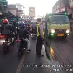 Antisipasi Kemacetan Pagi, Unit Lantas Polsek Sukalarang Melaksanakan Gatur Lalin Saat Jam Masuk Karyawan