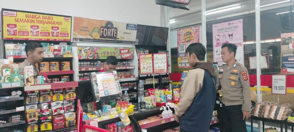 Polsek Sukalarang Patroli Toko Minimarket dan Dialogis dengan Masyarakat