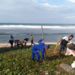 Sat Polairud Polres Garut Bersama Masyarakat Bersihkan Pantai Sayang Heulang Dari Sampah Laut (1)