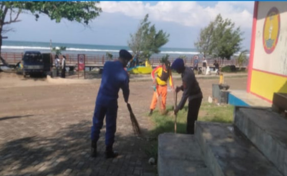 Sat Polairud Polres Garut Bersama Masyarakat Bersihkan Pantai Sayang Heulang Dari Sampah Laut