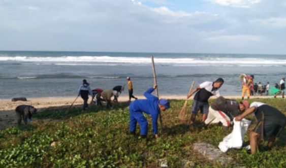 Sat Polairud Polres Garut Bersama Masyarakat Bersihkan Pantai Sayang Heulang Dari Sampah Laut (1)