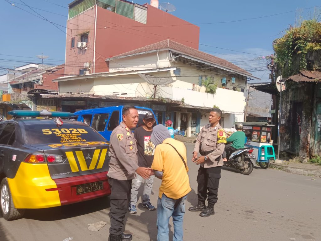 Guna menciptakan keamanan dan kondusif, Kapolsek Citamiang Patroli Dialogis dan Sambangi Warga.