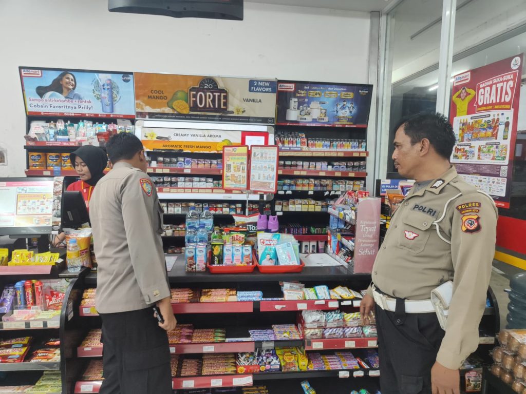 Personil Polsek Sukalarang Patroli Malam Sambangi Toko Minimarket dan Dialogis dengan Karyawan