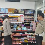 Personil Polsek Sukalarang Patroli Malam Sambangi Toko Minimarket dan Dialogis dengan Karyawan