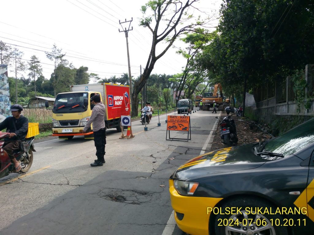 Personil Polsek Sukalarang Atur Lalu Lintas di Lokasi Perbaikan Jalan Coran