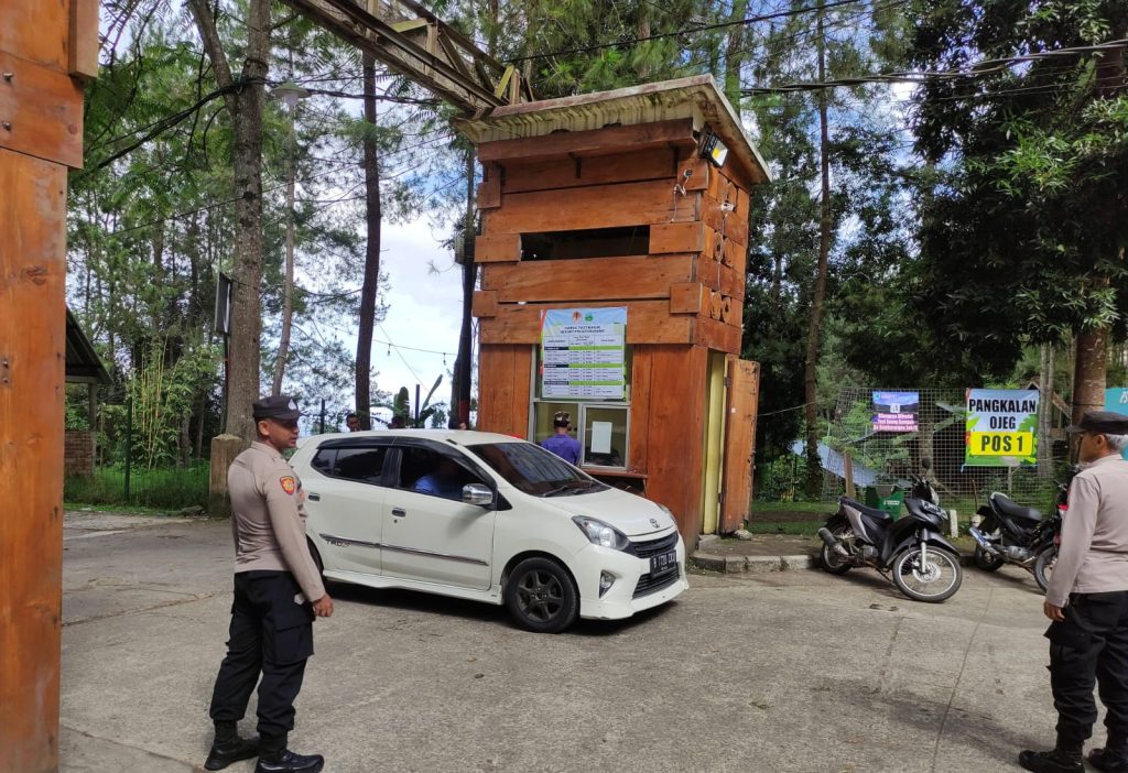 Personil Polsek kadudampit Melaksanakan giat Patroli tempat wisata situgunung.