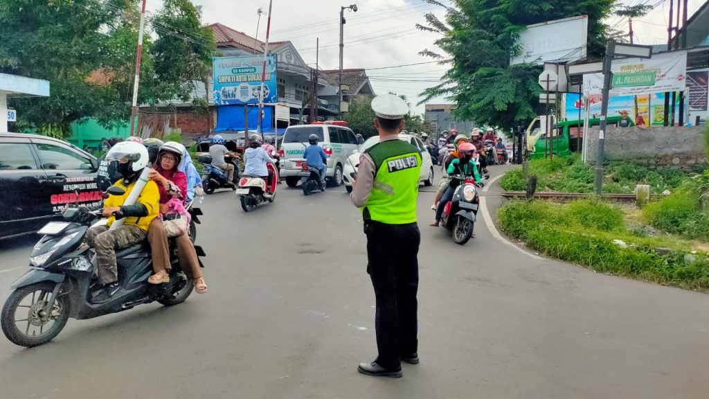 Gatur Lalu Lintas Polsek Warudoyong Paska melintas Kereta Api Pangrango