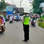 Gatur Lalu Lintas Polsek Warudoyong Paska melintas Kereta Api Pangrango