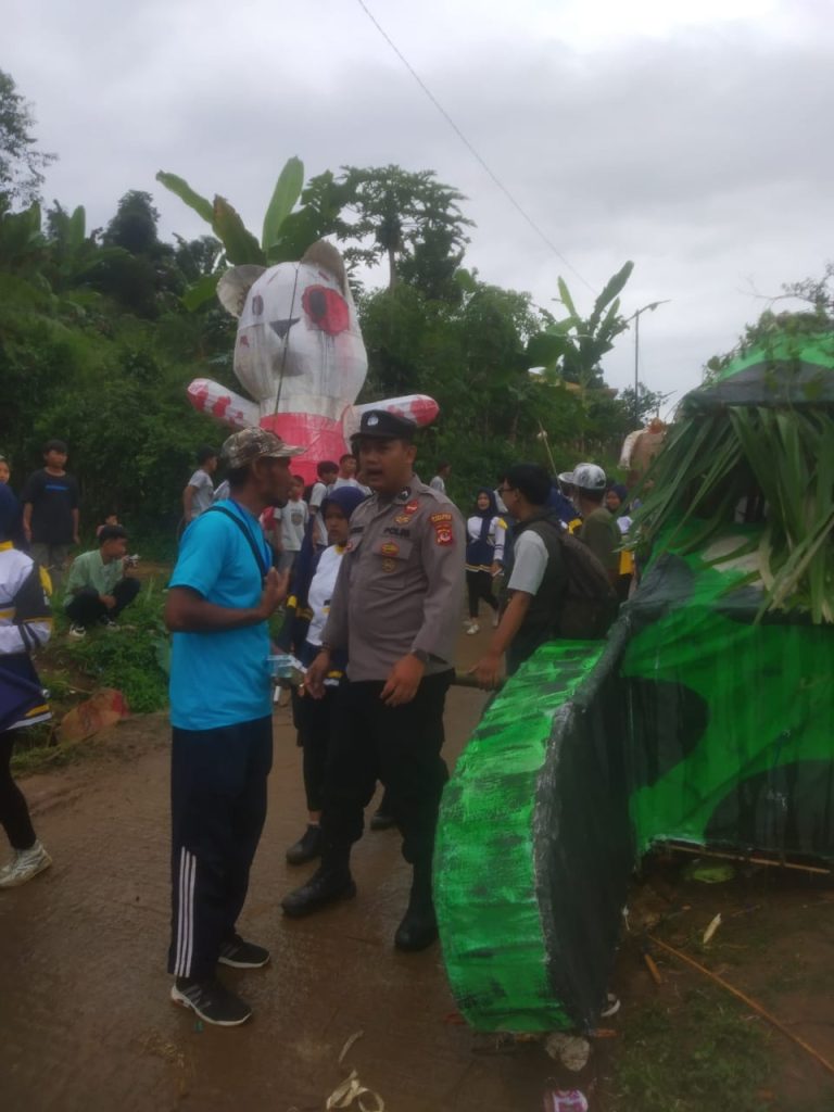 Bhabinkamtibmas polsek kadudampit laksanakan Pengamanan Giat pawai karnaval kreasi anak dalam rangka samenan Kenaikan Kelas