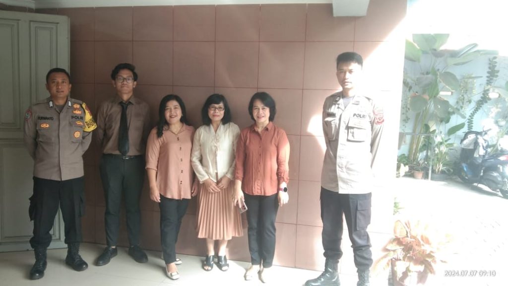 Personil Polsek Sukalarang Laksanakan PAM Ibadah Kebaktian di Gereja Bethel Indonesia (GBI) Penginjil Kota Sukabumi