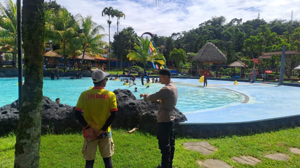 Guna menciptakan keamanan dan kondusif, Polsek Citamiang Patroli Dialogis Santa Sea Waterpark Sukabumi.