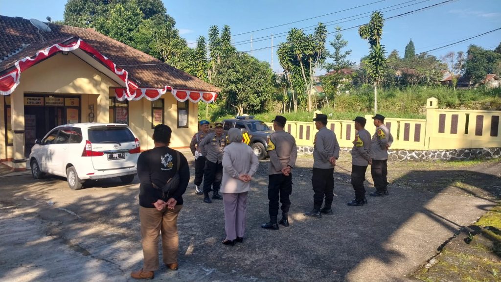 Apel Pagi dan pengecekan kelengkapan personil polsek kadudampit sebagai bentuk kedisiplinan dan kesiapsiagaan Polsek Kadudampit