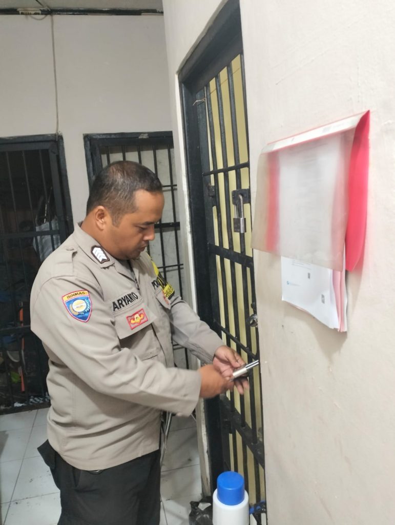 Pastikan Aman Terkendali, Personil Piket Polsek Sukalarang Cek dan Kontrol Tahanan