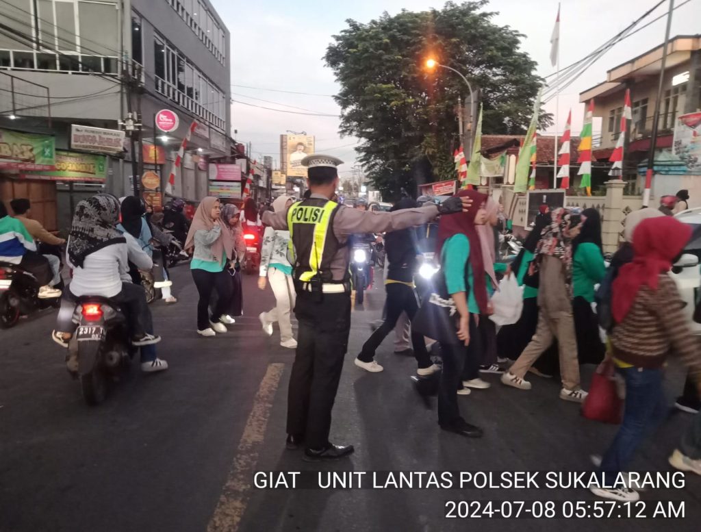 Antisipasi Kemacetan Pagi, Unit Lantas Polsek Sukalarang Melaksanakan Gatur Lalin Saat Jam Masuk Karyawan