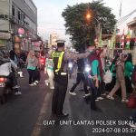 Antisipasi Kemacetan Pagi, Unit Lantas Polsek Sukalarang Melaksanakan Gatur Lalin Saat Jam Masuk Karyawan