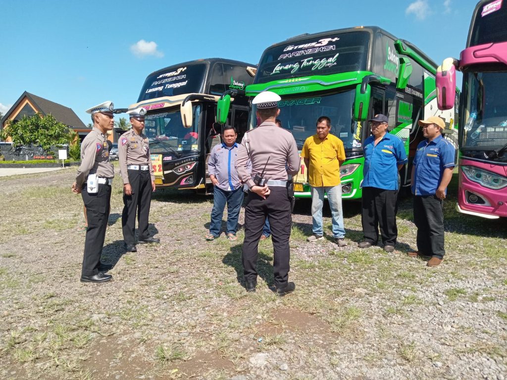 Sat Lantas Polres Garut Himbau Sopir Bus Untuk Tidak Menggunakan Klakson Telolet