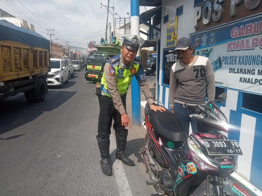 Penertiban Knalpot Tidak Sesuai Spesifikasi Teknis oleh Polsek Kadungora Polres Garut