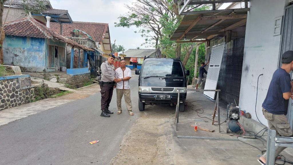 Patroli Polsek Kebonpedes Sambangi Warga Sampaikan Himbauan Kamtibmas