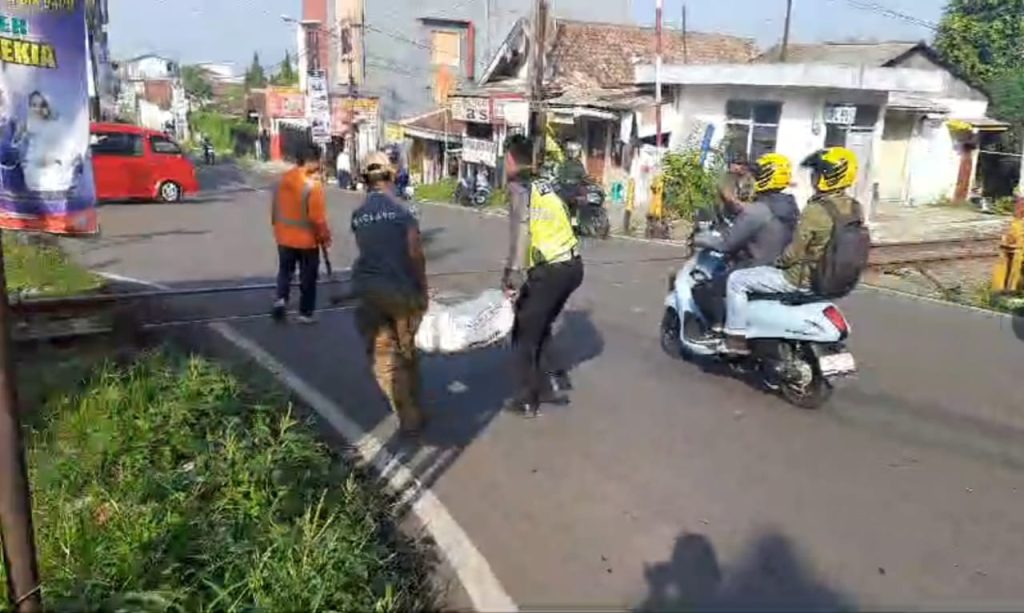 Satlantas Polsek Warudoyong Tambal Jalan Berlubang