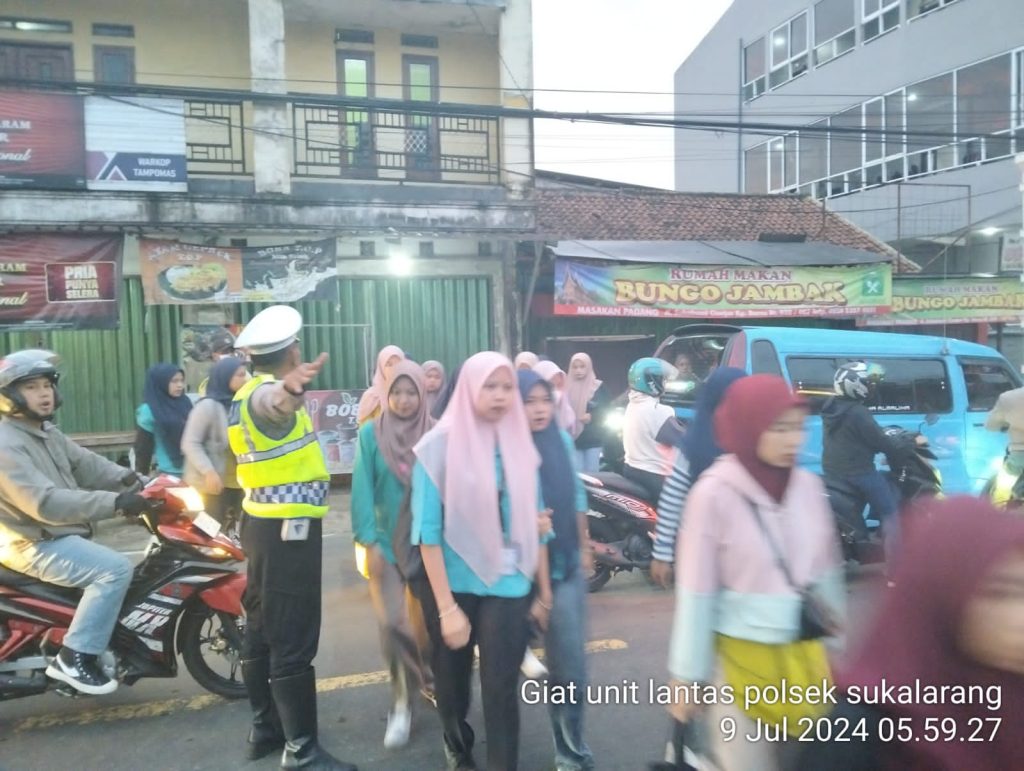 Antisipasi Kemacetan Pagi, Unit Lantas Polsek Sukalarang Melaksanakan Gatur Lalin Saat Jam Masuk Karyawan