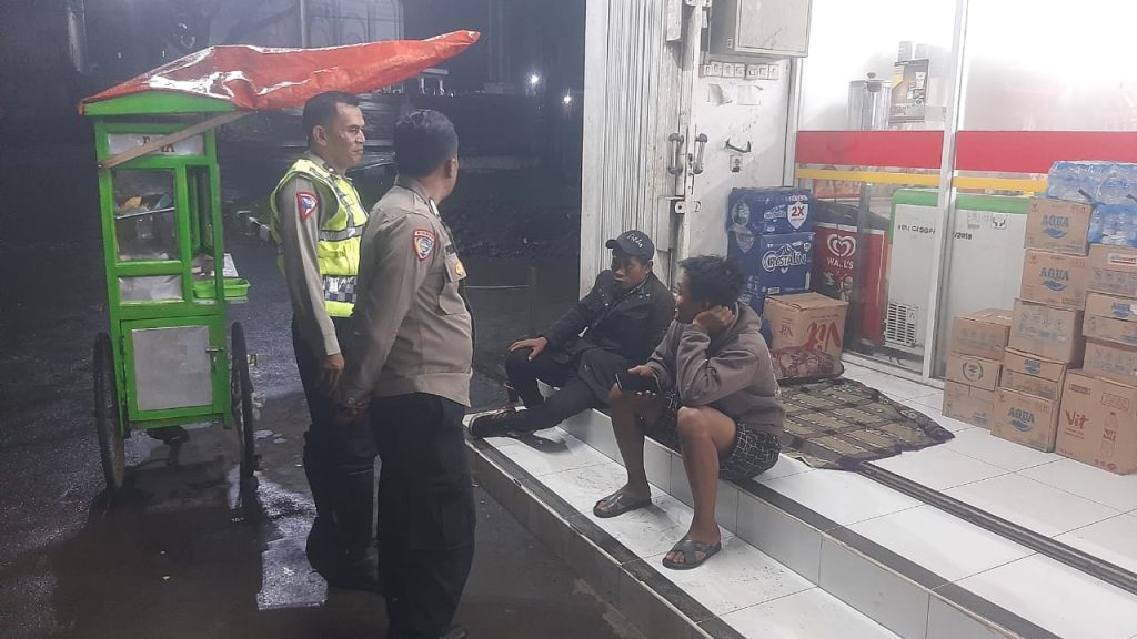 Polsek Sukalarang Patroli Malam Sambangi Toko Minimarket dan Dialogis dengan Masyarakat