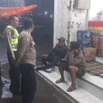 Polsek Sukalarang Patroli Malam Sambangi Toko Minimarket dan Dialogis dengan Masyarakat