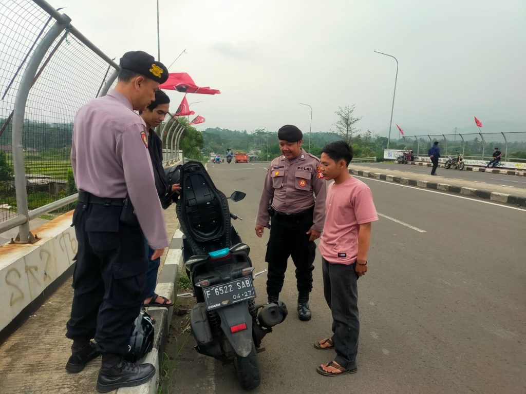 Patroli antisipasi gukamtibmas sore dan malam hari, Polsek Cibeureum laksanakan himbauan Humanis terhadap Warga masyarakat