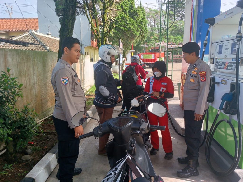 Patroli Dialogis Siang Personil Polsek Sukalarang Antisipasi Gangguan Kamtibmas Sambangi SPBU