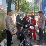 Patroli Dialogis Siang Personil Polsek Sukalarang Antisipasi Gangguan Kamtibmas Sambangi SPBU