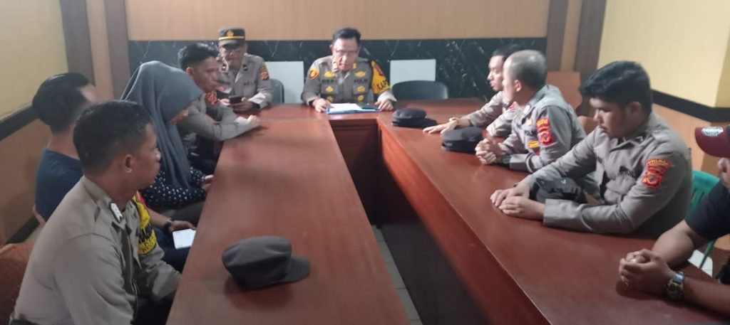 Kapolsek Citamiang Gelar Anev Mingguan. (1)